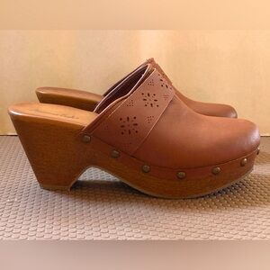 LAST CALL-thru 1/14: American Eagle cognac (brown) platform clog mules, size 8.5